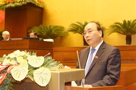 Thủ tướng Nguyễn Xuân Phúc trình bày Tờ trình về cơ cấu số lượng thành viên Chính phủ. (Ảnh: Trọng Đức/TTXVN)