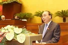 Thủ tướng Nguyễn Xuân Phúc trình bày Tờ trình về cơ cấu số lượng thành viên Chính phủ. (Ảnh: Trọng Đức/TTXVN)