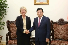 Phó Thủ tướng Trịnh Đình Dũng tiếp bà Lisa Davis, thành viên Ban điều hành Tập đoàn Siemens. (Ảnh: Phương Hoa/TTXVN)