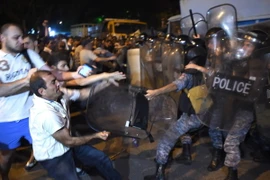 Đụng độ giữa cảnh sát và người biểu tình bên ngoài đồn cảnh sát ở Yerevan ngày 20/7. (Nguồn: EPA/TTXVN)