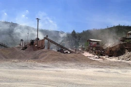 Dân dựng lán ngăn chặn trộn bêtông asphalt gây ô nhiễm môi trường