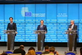 Chủ tịch Hội đồng châu Âu Donald Tusk (giữa), Chủ tịch Ủy ban châu Âu Jean-Claude Juncker (phải) và Thủ tướng Hà Lan Mark Rutte tại cuộc họp báo sau hội nghị Thượng đỉnh EU. (Nguồn: THX/TTXVN)