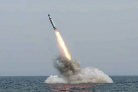 Tên lửa đạn đạo được phóng từ tàu ngầm ở một địa điểm của Triều Tiên. (Nguồn: EPA/TTXVN)