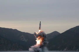 Tên lửa đạn đạo được phóng từ tàu ngầm ở một địa điểm của Triều Tiên. (Nguồn: EPA/TTXVN)