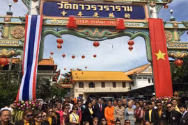 Chụp ảnh lưu niệm tại Lễ khánh thành biển tên tiếng Việt chùa Khánh Thọ, tỉnh Kanchanaburi. (Nguồn: vietnamembassy-thailand.org)