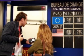 Một địa điểm đổi ngoại tệ tại Westminster Underground, thủ đô London. (Nguồn: EPA/TTXVN)