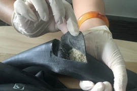 Tiền chất ma túy bị phát hiện trong săm xe máy. (Ảnh: Hoàng Hải/Vietnam+)