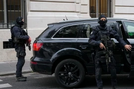 Cảnh sát đặc nhiệm Pháp tham gia dẫn độ Salah Abdeslam tới tòa án ở Paris. (Nguồn: AFP/TTXVN)