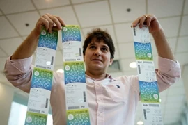 Khách hàng mua vé xem Olympic 2016 tại Rio de Janeiro, Brazil ngày 20/6. (Nguồn: AFP/TTXVN)