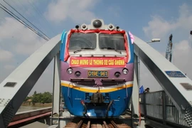 Các chuyến tàu Bắc-Nam đã chính thức được lưu thông qua cầu Ghềnh mới. (Ảnh: Sỹ Tuyên/TTXVN)