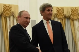 Ngoại trưởng Mỹ John Kerry (phải) hội kiến Tổng thống Nga Vladimir Putin tại Moskva ngày 15/7. (Nguồn: AFP/TTXVN)