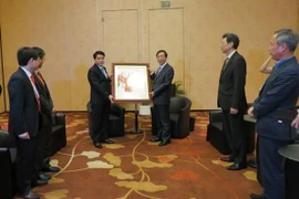 Chủ tịch UBND TP.Hà Nội Nguyễn Đức chung trao quà kỷ niệm cho Thị trưởng thành phố Seoul Park Won Soon tại cuộc gặp ngày 10/7. (Ảnh: Lê Hải-Singapore/Vietnam+)