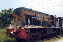 Đầu kéo của tàu khách bị hư hỏng sau vụ tai nạn. (Ảnh: Mạnh Tú/TTXVN)