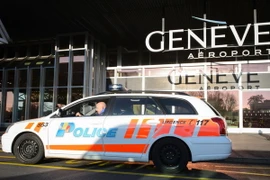 Xe của cảnh sát Thụy Sĩ tuần tra tại sân bay Geneva ở Geneva ngày 12/12/2015. (Nguồn: AFP/TTXVN)