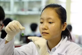 Em Vũ Thị Chinh, học sinh Trường THPT chuyên Khoa học Tự nhiên (Đại học Quốc gia Hà Nội) đoạt huy chương Vàng Olympic Sinh học Quốc tế 2016. (Ảnh: Quý Trung/TTXVN)