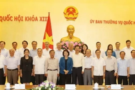 Chủ tịch Quốc hội Nguyễn Thị Kim Ngân tiếp đoàn Đại biểu Quốc hội tỉnh Quảng Ninh qua các thời kỳ. (Ảnh: Trọng Đức/TTXVN)