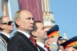 Tổng thống Nga Vladimir Putin (trái) và Thủ tướng Nga Dmitry Medvedev (thứ 2, trái) dự lễ kỷ niệm Ngày Chiến thắng ở Quảng trường Đỏ ngày 9/5. (Nguồn: AFP/TTXVN)