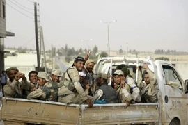 Lực lượng ủng hộ Chính phủ Syria trong chiến dịch truy quét phiến quân IS ở ngoại ô thị trấn Manbij, Aleppo ngày 15/6. (Nguồn: AFP/TTXVN)