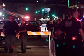 Cảnh sát làm nhiệm vụ tại hiện trường vụ nổ súng. (Nguồn: EPA/TTXVN)