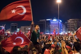Những người ủng hộ Chính phủ và Tổng thống Thổ Nhĩ Kỳ Recep Tayyip Erdogan tuần hành tại quảng trường Taksim ở Istanbul sau khi vụ đảo chính kết thúc ngày 16/7. (Nguồn: EPA/TTXVN)