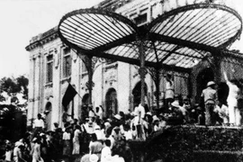 Ngày 19/8/1945, nhân dân Hà Nội đánh chiếm Bắc Bộ phủ, cơ quan đầu não của Chính quyền tay sai Pháp - Tổng khởi nghĩa giành chính quyền tại Hà Nội. (Ảnh: TTXVN)