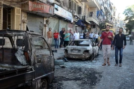 Xe ôtô bị phá hủy sau vụ tấn công của phiến quân tại khu vực Aleppo, Syria ngày 11/7. (Nguồn: AFP/TTXVN)