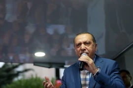 Tổng thống Thổ Nhĩ Kỳ Recep Tayyip Erdogan phát biểu tại Istanbul ngày 16/7. (Nguồn: EPA/TTXVN)