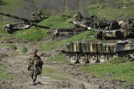 Lực lượng phòng vệ Nagorny Karabakh tuần tra tại làng Mataghis, Azerbaijan ngày 6/4. (Nguồn: AFP/TTXVN)