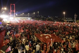 Người biểu tình trên cầu Bosphorus ở Istanbul ngày 21/7. (Nguồn: AFP/TTXVN)