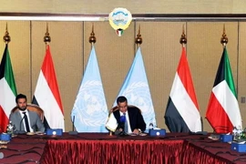 Đặc phái viên LHQ về vấn đề Yemen Ismail Ould Cheikh Ahmed (giữa) tại cuộc đàm phán hòa bình Yemen ở Kuwait City, Kuwait ngày 17/7. (Nguồn: AFP/TTXVN)