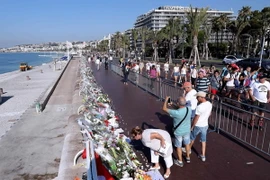 Người dân tưởng niệm các nạn nhân trong vụ tấn công tại Nice, Pháp ngày 19/7. (Nguồn: AFP/TTXVN)