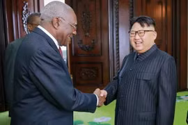 Nhà lãnh đạo Triều Tiên Kim Jong-Un (phải) có cuộc gặp với Đặc phái viên của Chủ tịch Cuba Raul Castro, Phó Chủ tịch Hội đồng nhà nước Cuba Salvador Valdes Mesa. (Nguồn: Yonhap/TTXVN)