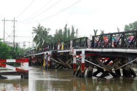Hiện trường vụ va chạm, đường ống nước qua cầu đã bị vỡ. (Ảnh: Mạnh Linh/TTXVN)
