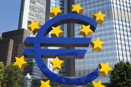 Biểu tượng ECB tại trụ sở cũ ở Frankfurt am Main, miền tây Đức ngày 24/6. (Nguồn: AFP/TTXVN)