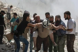 Dân thường Syria bị thương trong các cuộc không kích tại Al-Mashhad, phía bắc thành phố Aleppo ngày 26/7. (Nguồn: AFP/TTXVN)