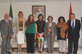 Đại sứ Việt Nam tại Mexico Lê Linh Lan chụp ảnh cùng bà Claudia Sofia Corichi (mặc áo xanh) và các quan chức Mexico. (Ảnh: Việt Hùng/Vietnam+)