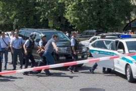 Cảnh sát Kazakhstan áp giải nghi phạm tham gia vụ tấn công đồn cảnh sát ở Almaty ngày 18/7. (Nguồn: EPA/TTXVN)