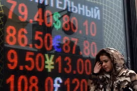 Bảng tỷ giá đồng ruble so với các đồng ngoại tệ tại thủ đô Moskva. (Nguồn: AFP/TTXVN)