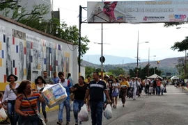 Người dân Venezuela sang mua hàng hóa tại Cucuta, Colombia ngày 10/7. (Nguồn: AFP/TTXVN)