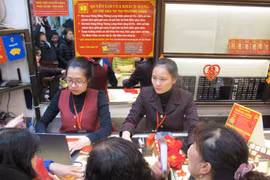 Khách hàng đang giao dịch vàng miếng. (Ảnh: Đức Duy/Vietnam+)