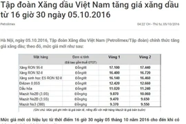 Nhân viên Bảo Tín Minh Châu đang giao dịch vàng miếng. (Ảnh: PV/Vietnam+)