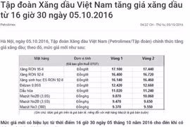 Nhân viên Bảo Tín Minh Châu đang giao dịch vàng miếng. (Ảnh: PV/Vietnam+)