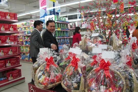 Lực lượng liên ngành đang kiểm tra hàng hóa phục vụ Tết. (Ảnh: Đức Duy/Vietnam+)