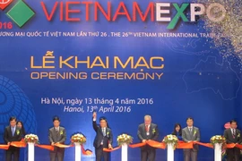 Phó Thủ tướng Vương Đình Huệ cắt băng khai mạc Hội chợ Vietnam Expo 2016 (Ảnh: Đức Duy/Vietnam+)