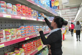 Song song với hàng Việt Nam, nhiều kệ hàng tại siêu thị Aeon cũng có thêm hàng ngoại để người tiêu dùng lựa chọn (Ảnh: Đức Duy/Vietnam+)