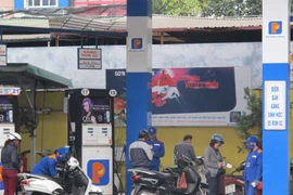 Khách hàng mua xăng tại một địa điểm của Petrolimex. (Ảnh: PV/Vietnam+)