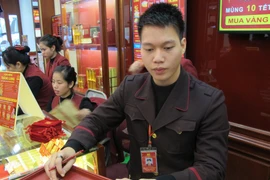 Nhân viên Bảo Tín Minh Châu đang giao dịch vàng miếng. (Ảnh: PV/Vietnam+)