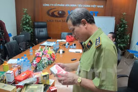 Đoàn liên ngành Hà Nội kiểm tra Công ty Liên minh Tiêu dùng Việt Nam năm 2014. (Ảnh: PV/Vietnam+)