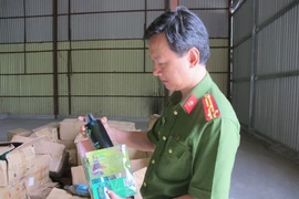 Lực lượng C49, Bộ Công an kiểm tra và thu giữ mỹ phẩm nhập lậu. (Ảnh: Đức Duy/Vietnam+)