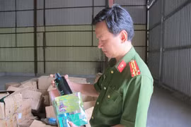 Lực lượng C49, Bộ Công an kiểm tra và thu giữ mỹ phẩm nhập lậu. (Ảnh: Đức Duy/Vietnam+)
